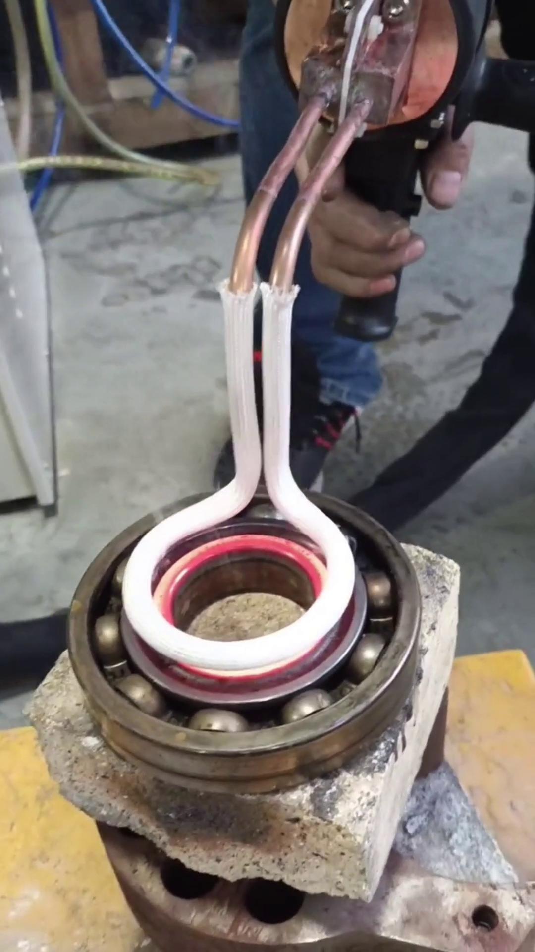 此这款手持式移动设备不仅可以焊接，还可以对金属进行特殊热处理加工 手持移动高频加热机