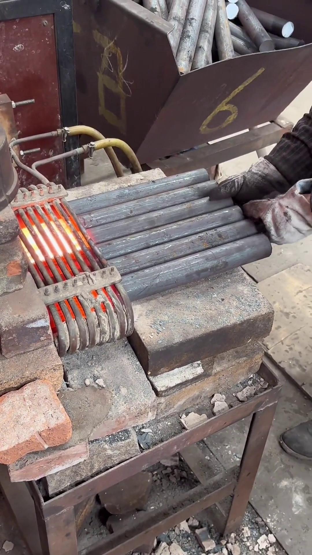 外六角螺丝螺栓锻打 棒料一般会用超音频9.1成人免费看片加热来加热 因他都做到多根同时加热且均匀