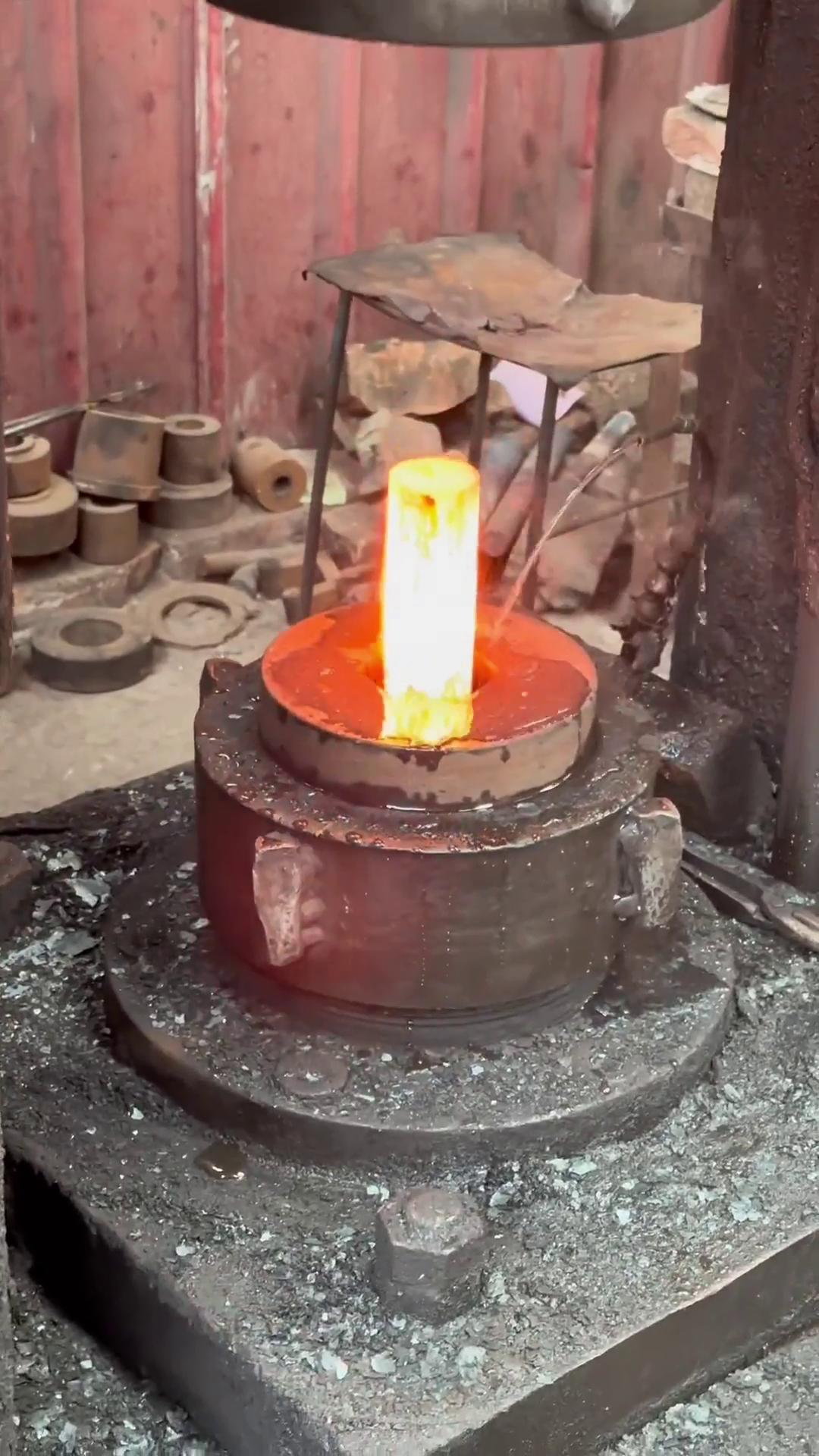 外六角锻打成型 棒料加热用的是中频9.1成人免费看片加热设备