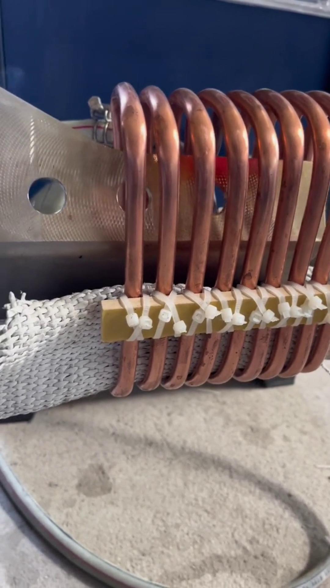 说实话 我也不知道这个是什么工件 但他们我知道它是用超音频9.1成人免费看片加热设备能加热的金属