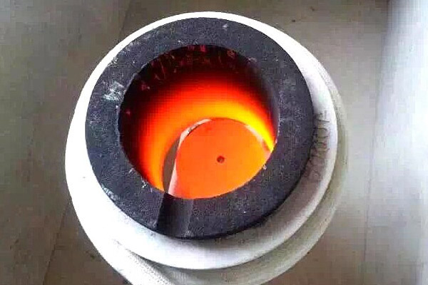 小型铜熔炼炉采用高频熔炼技术，可以在五六分钟内完成一炉铜的熔炼