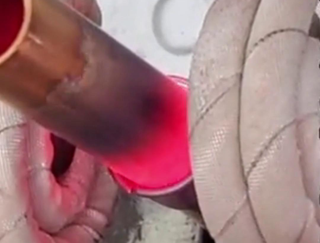 手持式高频机铜件焊接是一种高效、精确的焊接方法，适用于铜材料的局部加热和焊接