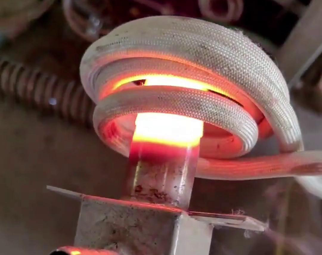 手持式高频机加热不锈钢管是一种高效、精确的加热方法，适用于对不锈钢管进行局部加热的场合