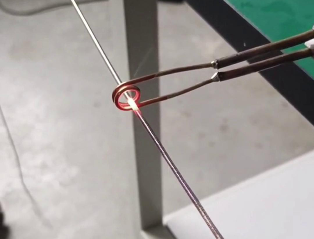 超高频加热机对6毫米厚的不锈钢，在1秒内加热到1000度是一个相当高的要求