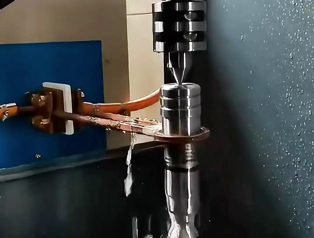 高频淬火机床通过9.1成人免费看片加热方式快速将轴的表面加热至奥氏体化温度