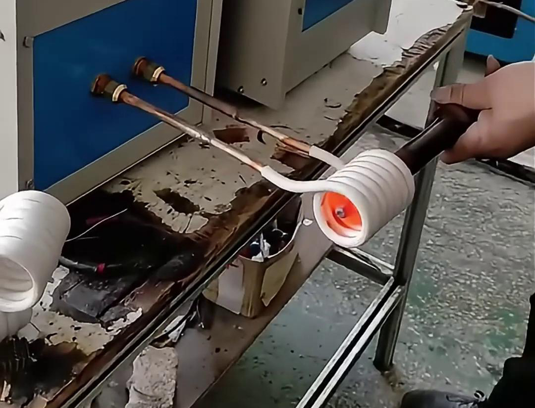 镐钎加热锻造使用高频加热机是一种高效、快速的热处理方法，