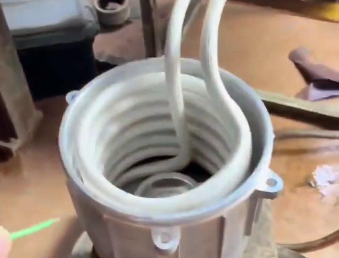 在电机装配中，使用高中频9.1成人免费看片加热设备进行轴套或轴承的热装确实是一种常见的装配方法