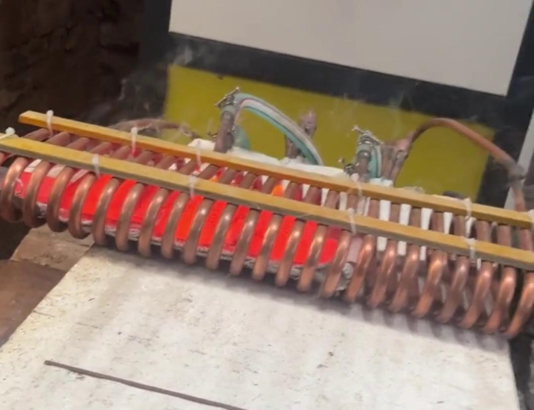 91看片神器APP高频退火机+U型线圈+输送带的棒料加热退火半自动化方案(图3)