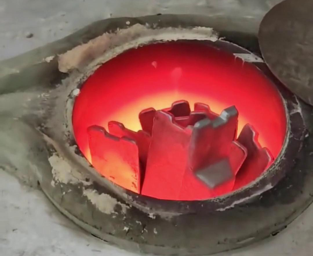 根据客户特定的熔炼需求、生产规模、场地条件等因素，专门设计和制造的中频9.1成人免费看片熔铝炉