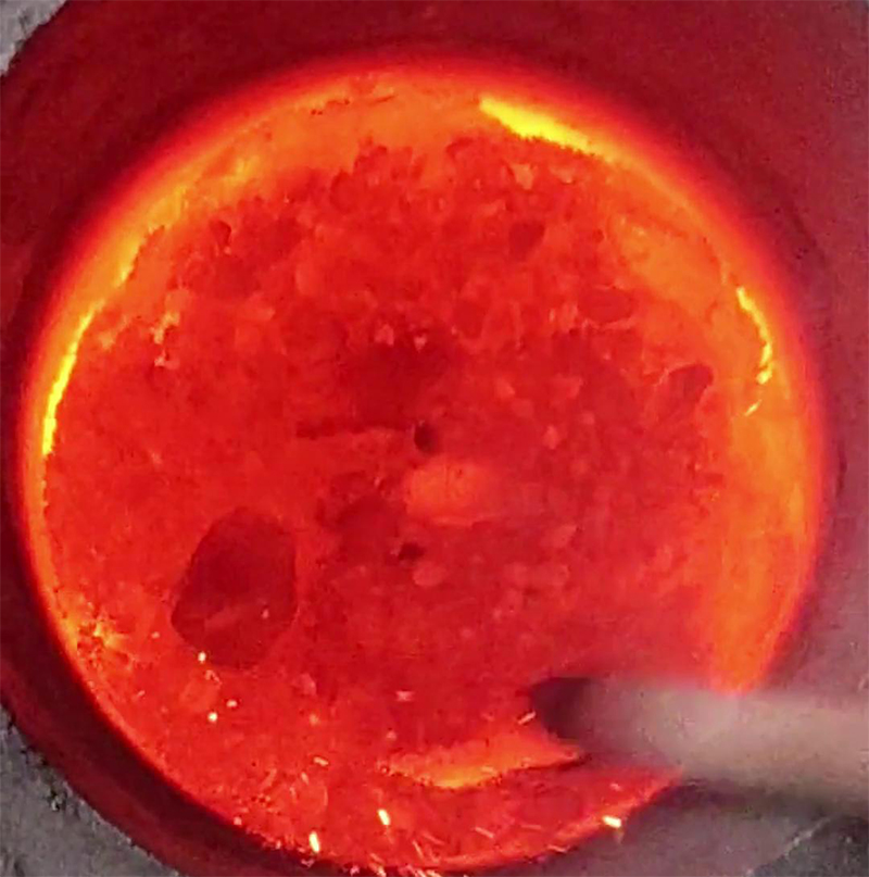 小型铁渣中频熔炼炉，采用IGBT节能电源模块，比传统电炉电烤箱节能