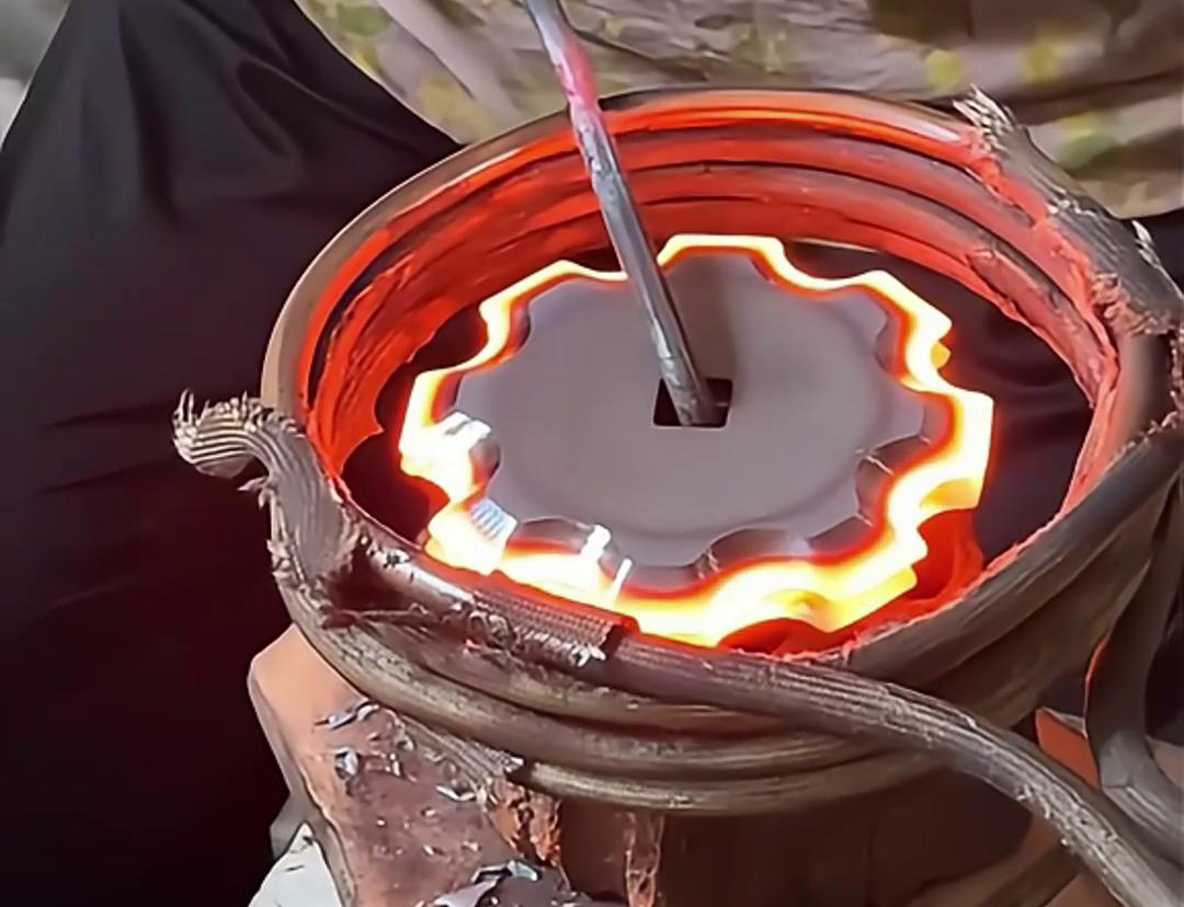 梅花刀片配合输送带实现自动化高频淬火，是一种高效的自动化热处理解决方案