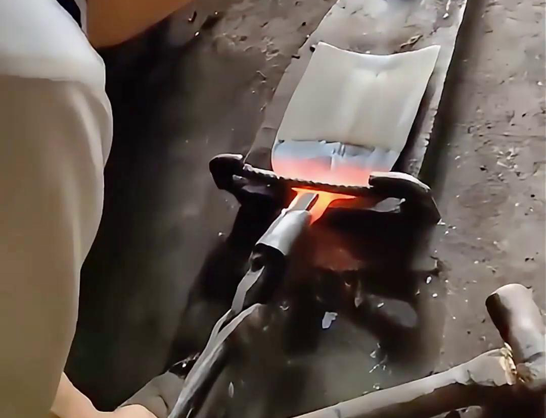 超音频9.1成人免费看片加热设备对农用锄头进行加热退火热处理折弯