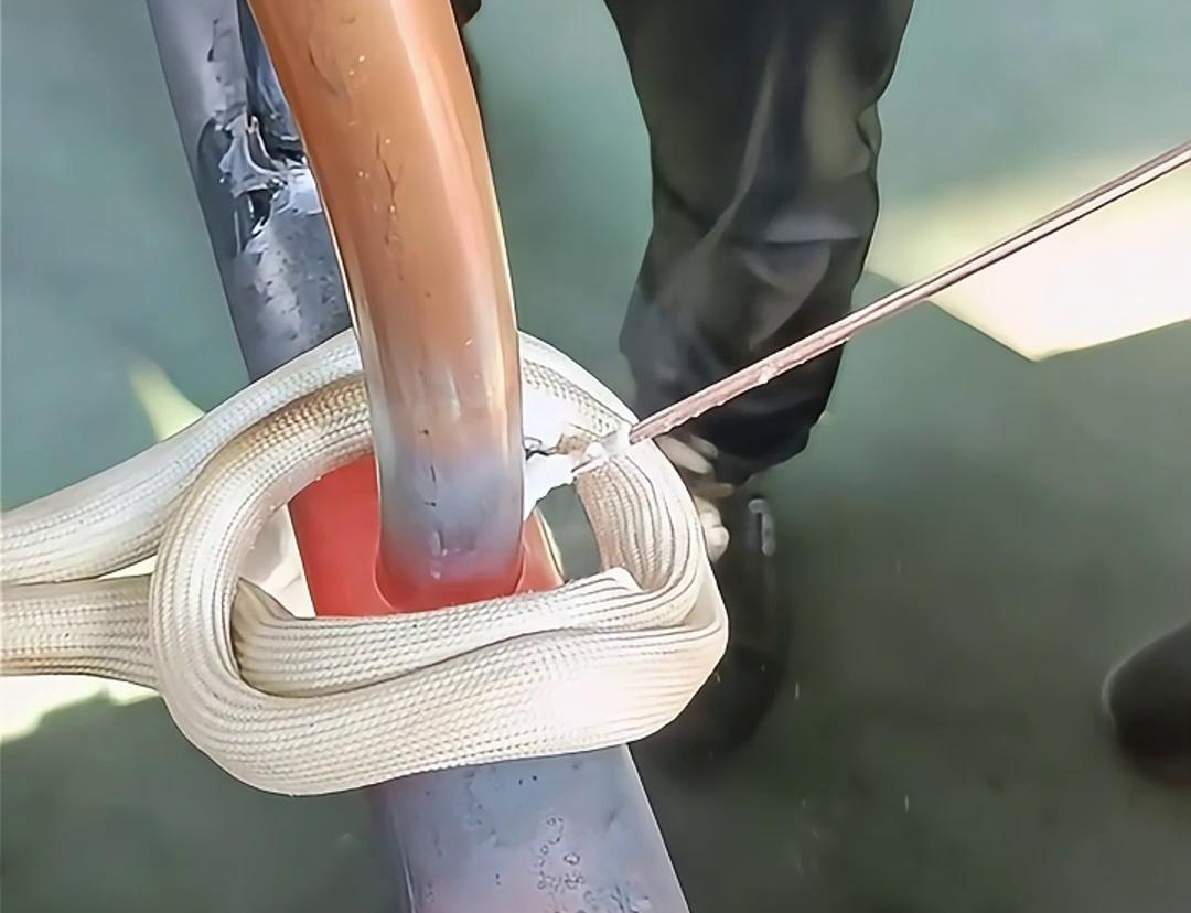 使用高频焊机进行铜管焊接，可以大大提高工作效率