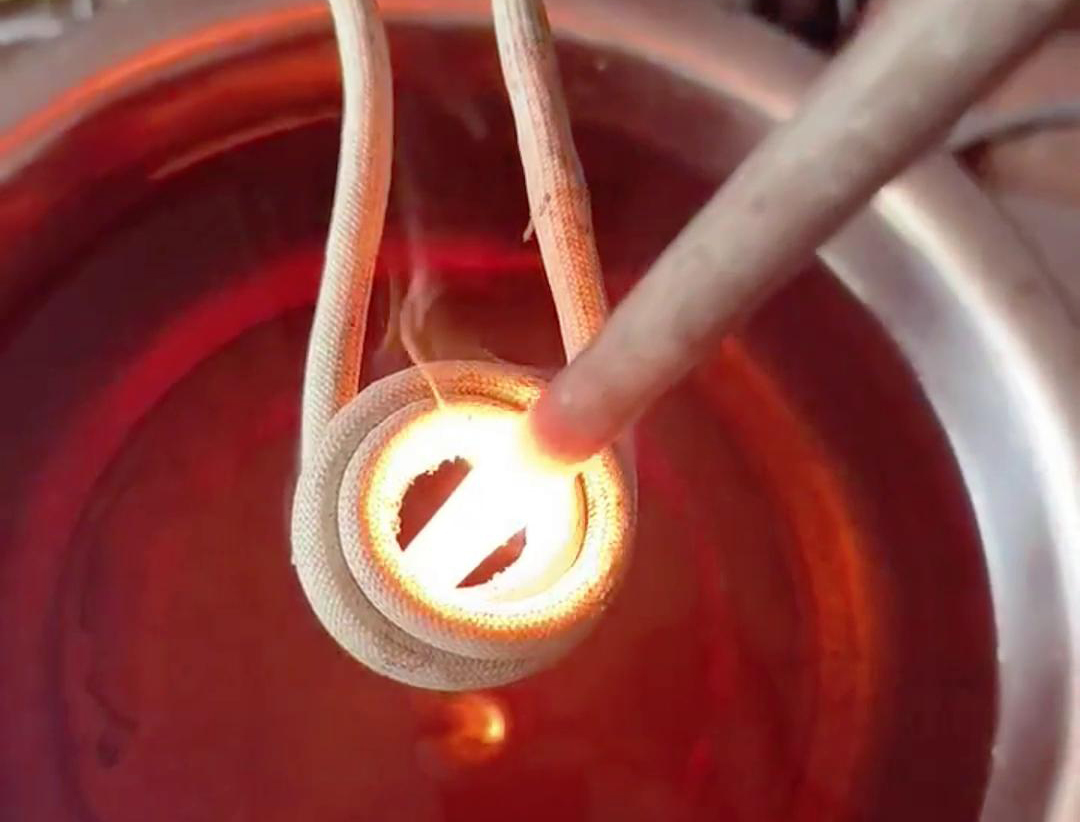 采用高频9.1成人免费看片加热设备，快速实现棒料的均匀加热