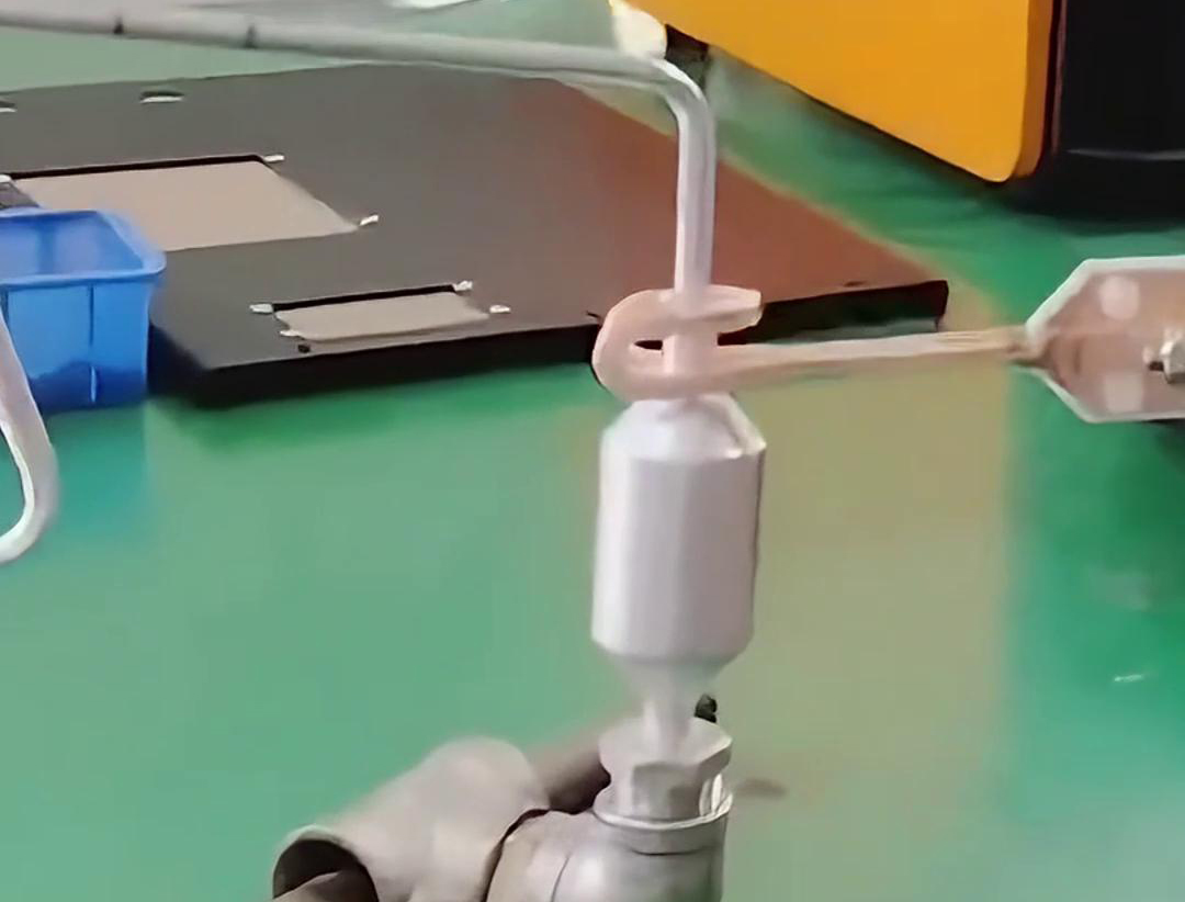 铝管铝储液器正在进行钎焊，用的是手持式高频9.1成人免费看片焊机