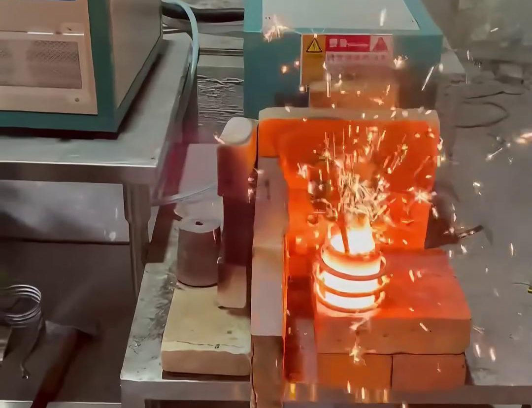 小型高频熔炼炉可以熔炼多种金属和合金，如金银铜铁铝锡等