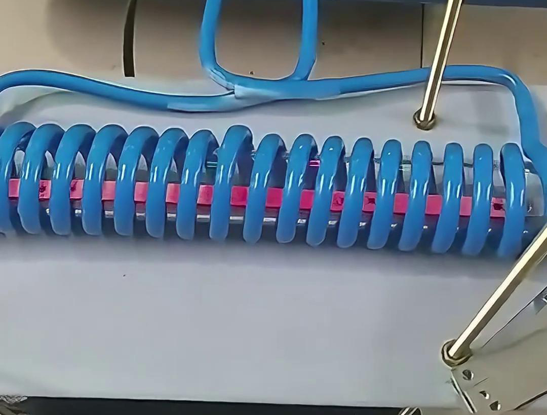 客户定制的高频退火机，专门用于双孔垫片在线退火，