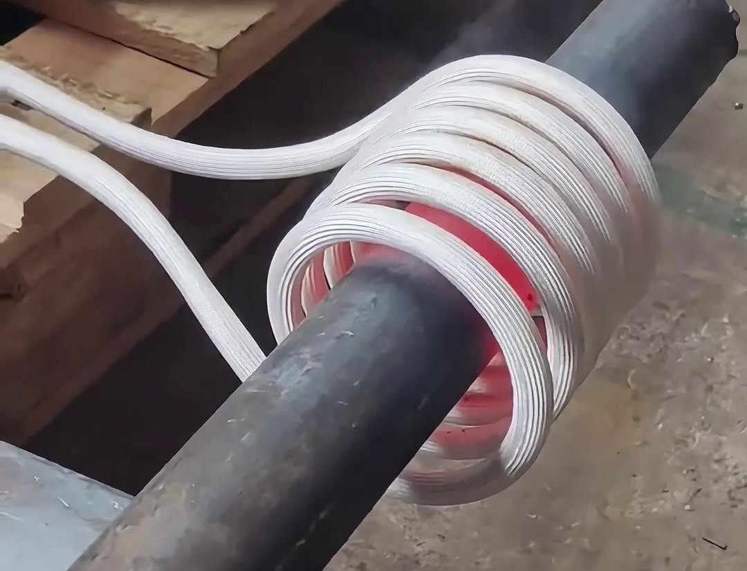 30KW高频9.1成人免费看片加热设备，局部加热直径65mm的铁棒折弯