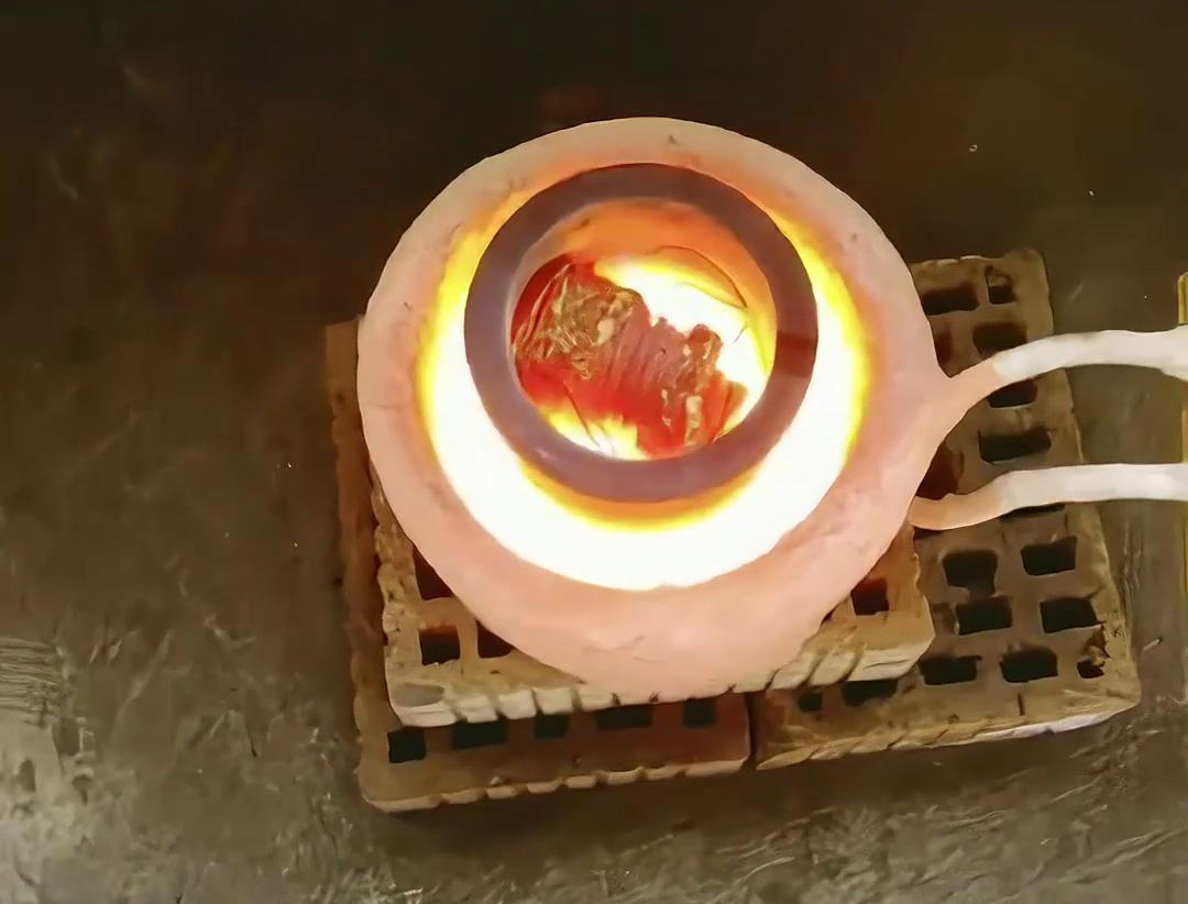 小型中频熔炼炉是一种高效、灵活且精确的熔炼设备