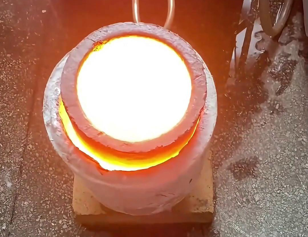 10公斤不锈钢中频熔炼炉广泛应用于小型金属加工企业、实验室、科研机构等领域