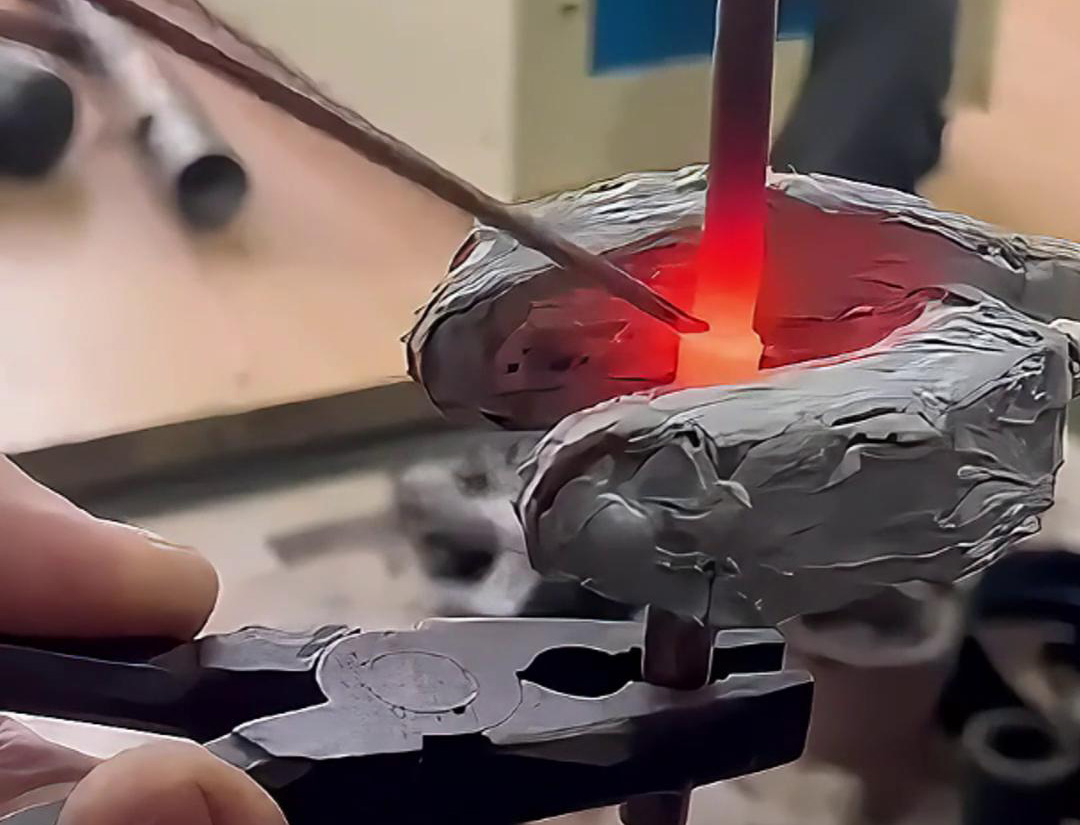 25KW手持式高频机在焊接铜管方面展现出高效、精准和灵活的特点