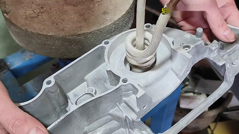 铝壳使用高频加热机加热内孔，然后轴承热装配