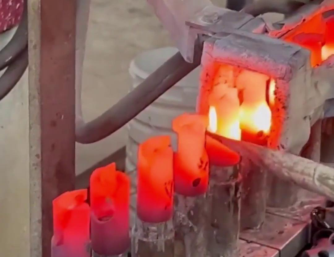 半自动化套筒高频91网站免费看片，通过人工上料自动化下料完成淬火