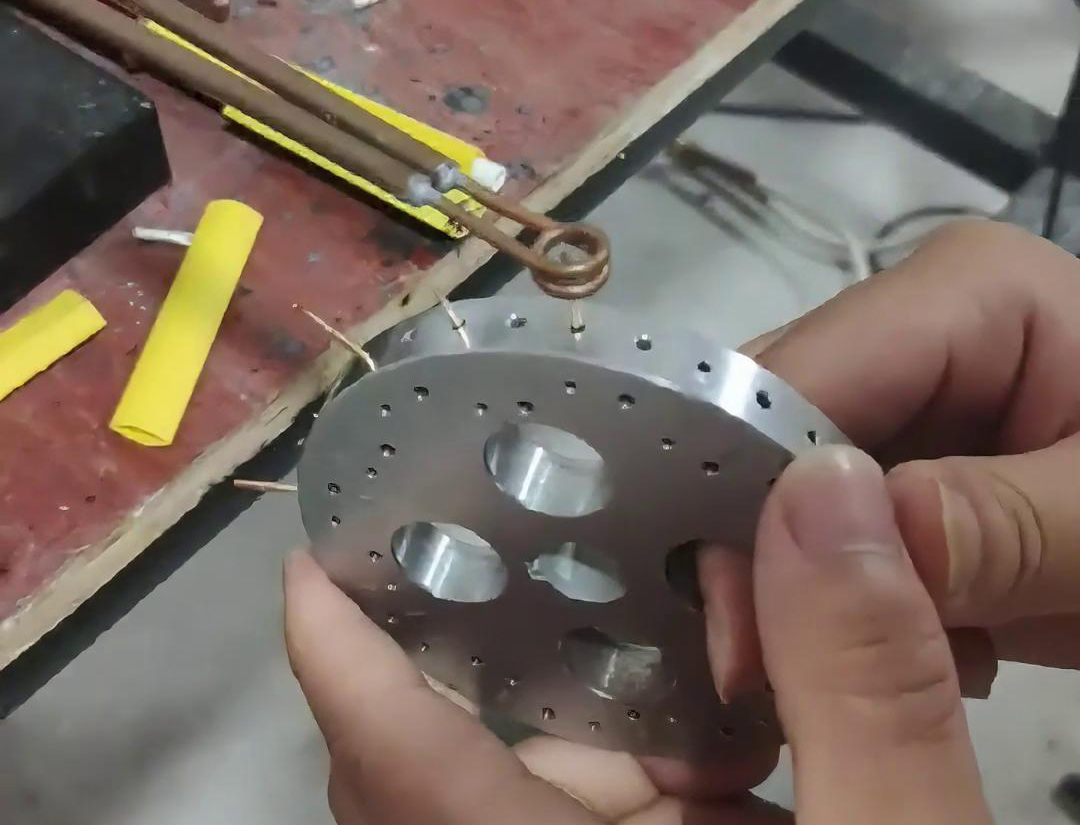 ​一款功能强大的超高频钎焊机，专为焊接尺寸特别小的工件而设计