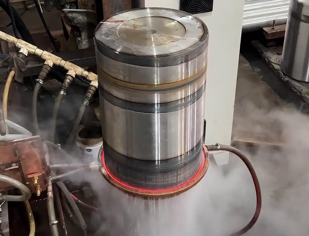 轴高频淬火热处理是一种高效的金属热处理方法，主要用于提高轴类零件的表面硬度和耐磨性