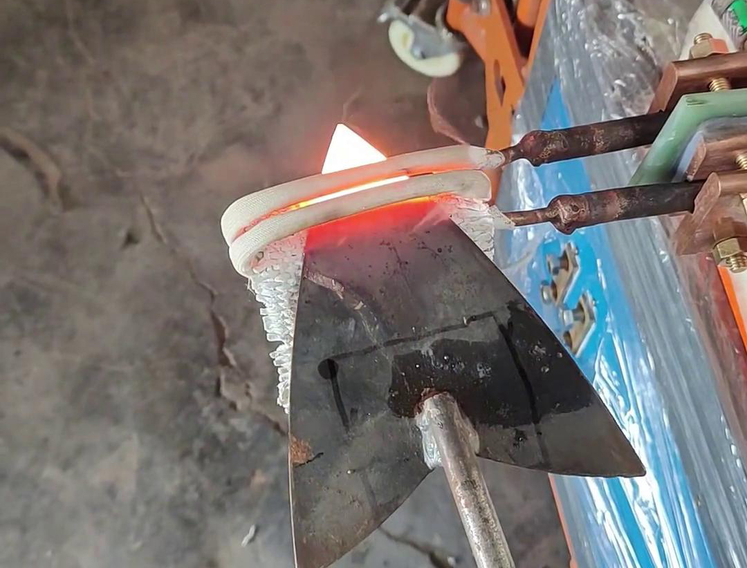 对于只有3mm厚的钢铁板加热，不管是超高频加热机还是高频加热机都可以轻松做到