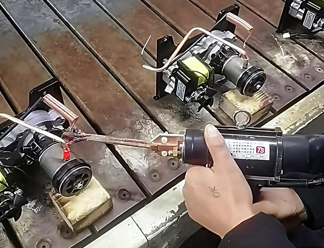 在压缩机铜管焊接中，手持式高频焊机已经得到了广泛应用