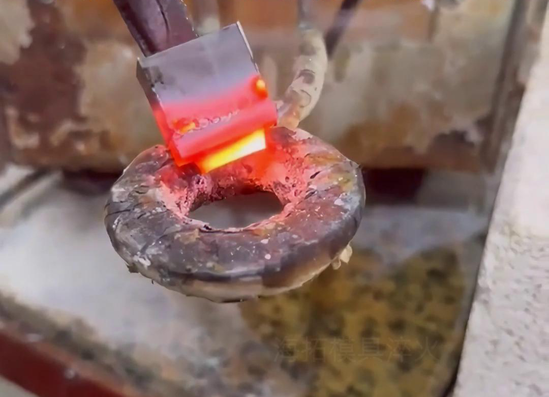 刀模淬火是一种重要的热处理工艺，旨在提高刀模的硬度、耐磨性和使用寿命