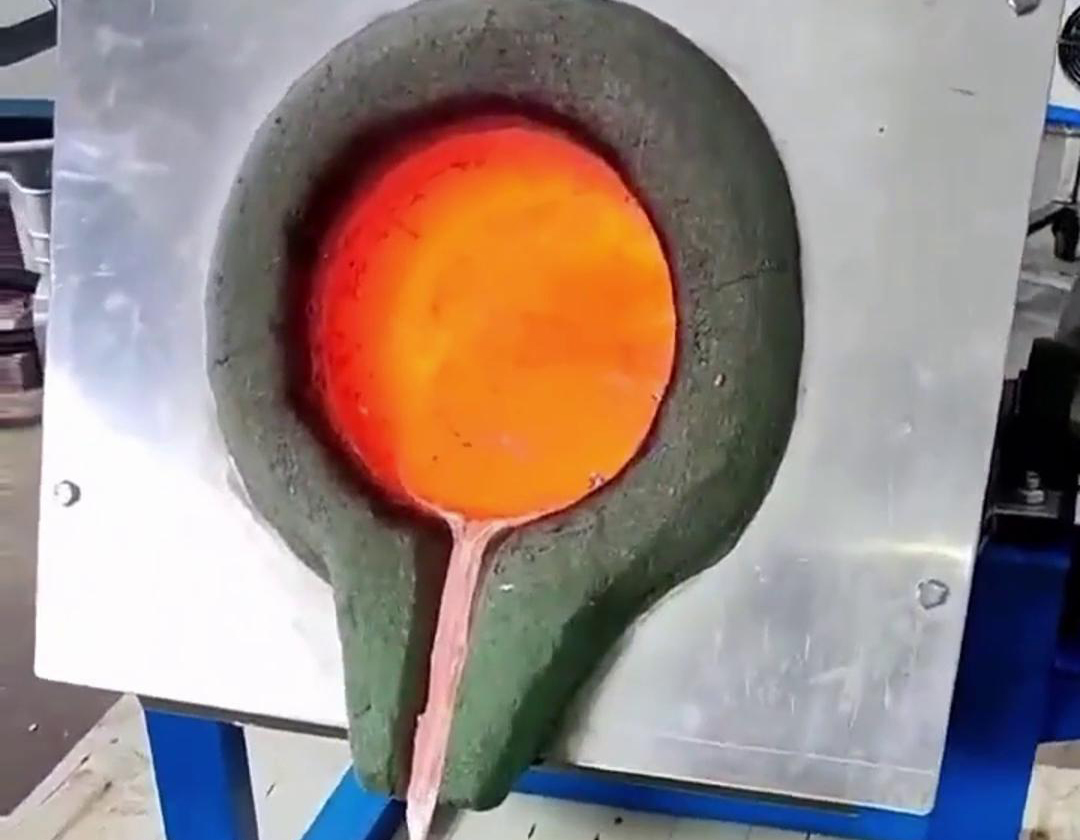 70千瓦中频熔炼炉，采用氧化镁30公斤坩埚熔炼铁块30公斤