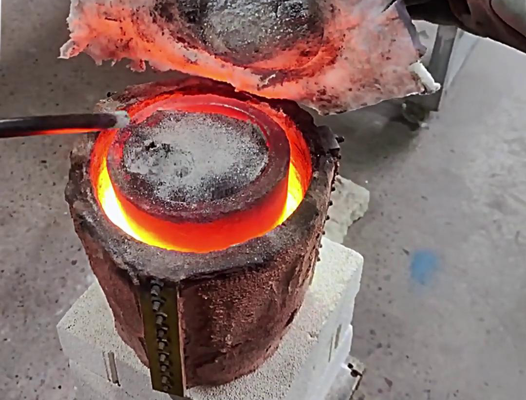 小型中频熔炼炉，简易保温使加热熔炼温度达到2200度左右