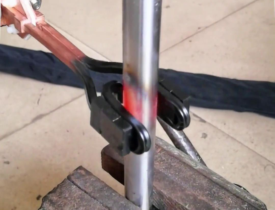 手持式高频机配合U型开口线圈加热直径25mm的圆钢是一种高效、灵活的加热方法