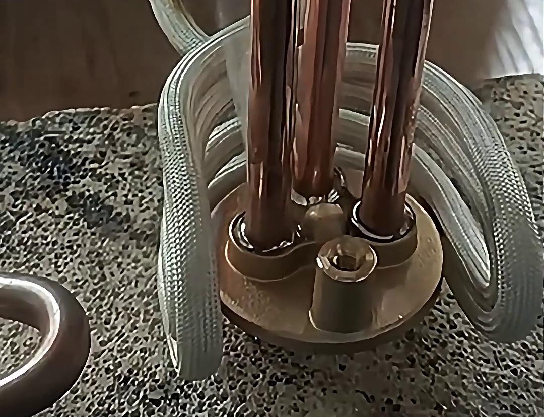 高频钎焊设备可以适用于不同材质、尺寸和形状的铜管分流器的焊接