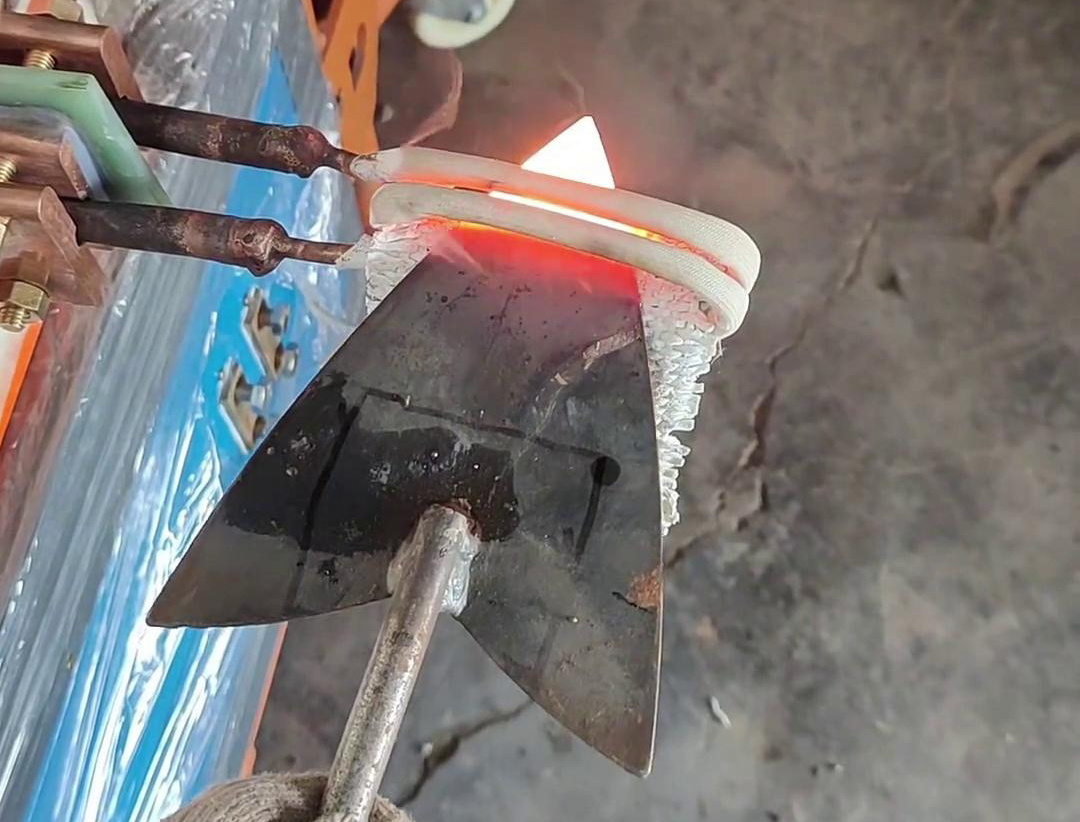高频加热机：类三角铁锹小型工具淬火热处理的高效之选