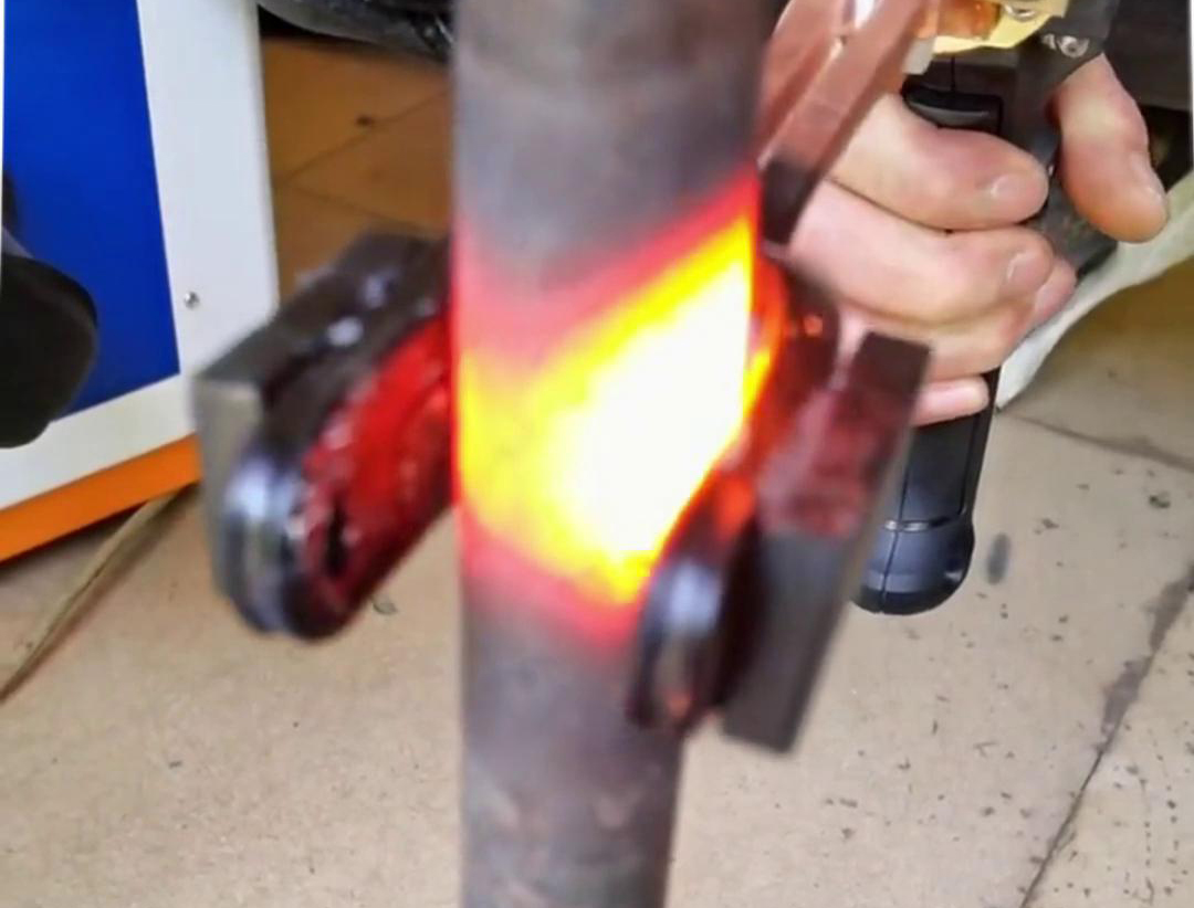 手持式高频加热机U型开口线圈对直径22mm，厚度为3mm钢管加热测试