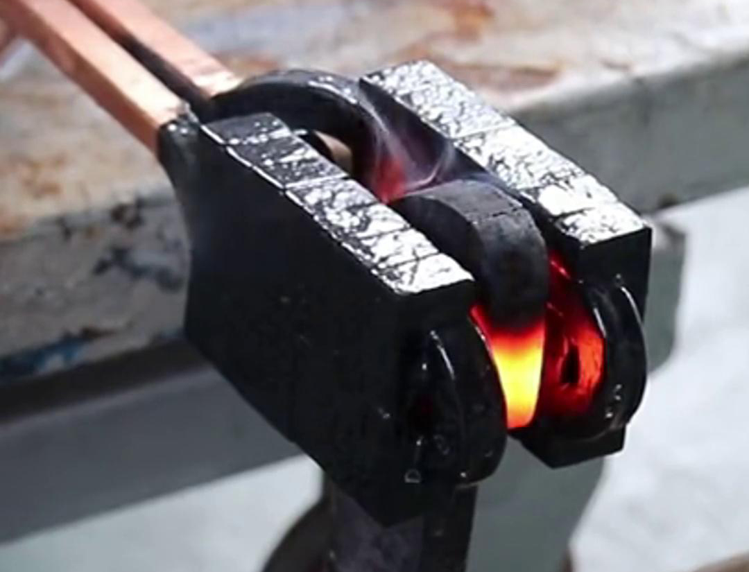 手持式高频加热机采用 U 型开口线圈设计，让加热方便更均匀