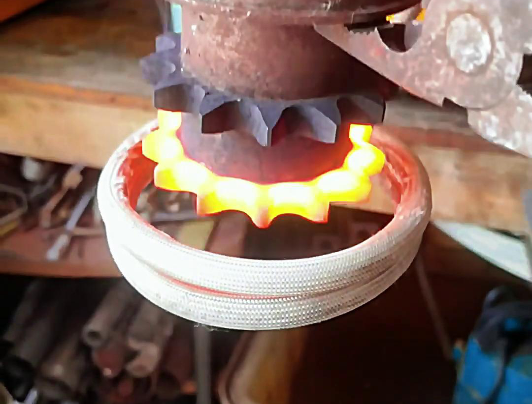 91看片神器APP高频91网站免费看片助力双排链轮淬火生产