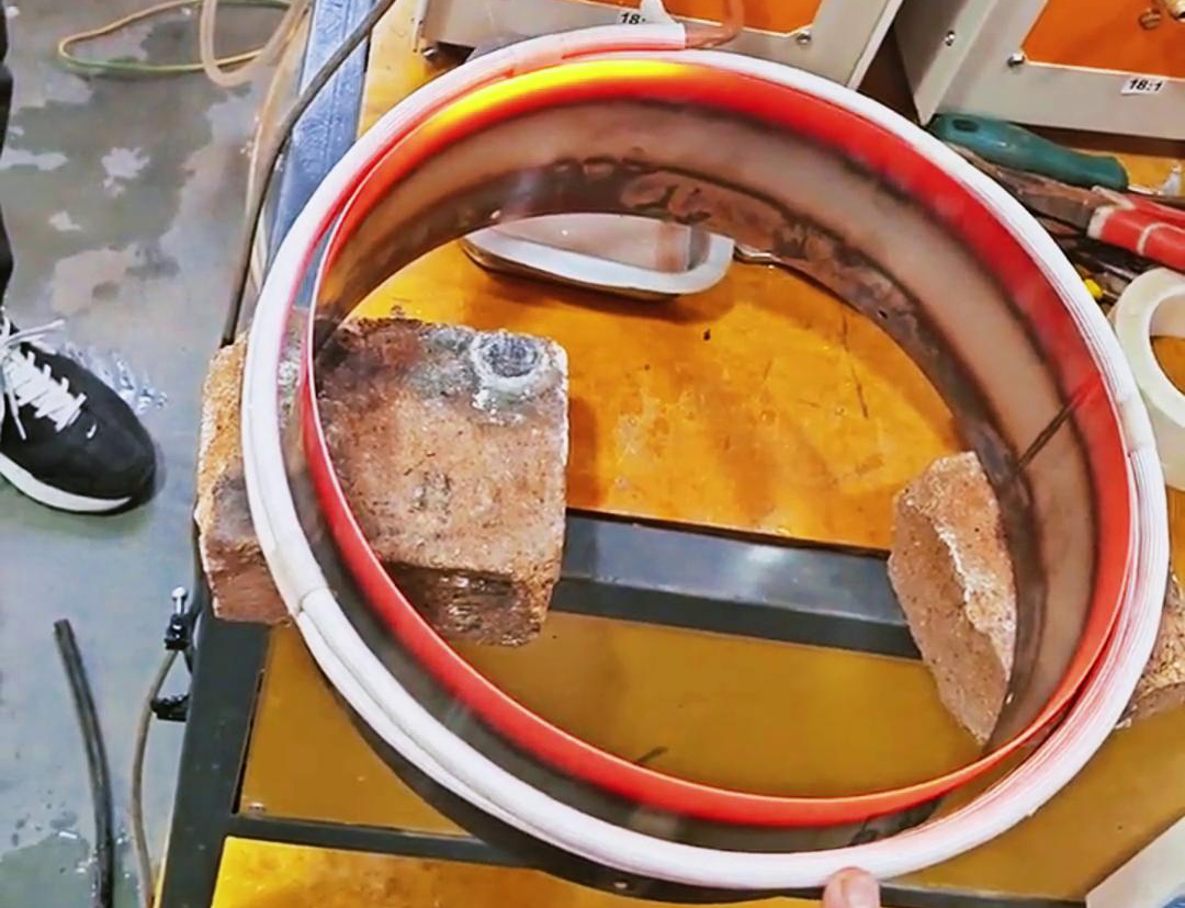 高频加热机对不锈钢钢管进行加热退火，为热压翻边做准备