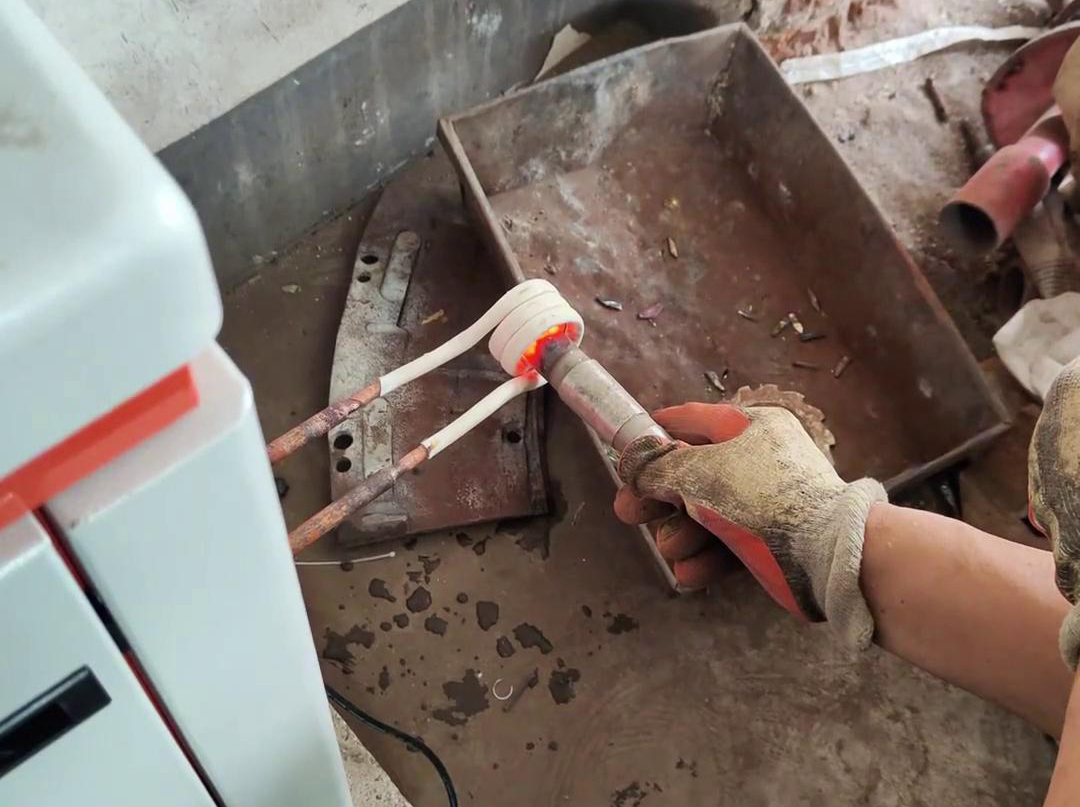 这是高频加热机，专门用来钨钢合金热拆解的